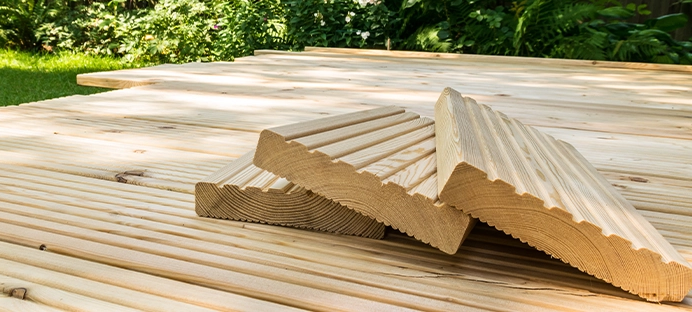 Terrassendielen aus hellem Holz